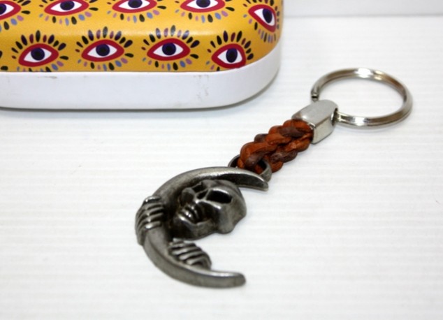 Llavero Piel Trenzada Calavera Luna en Caja Metal